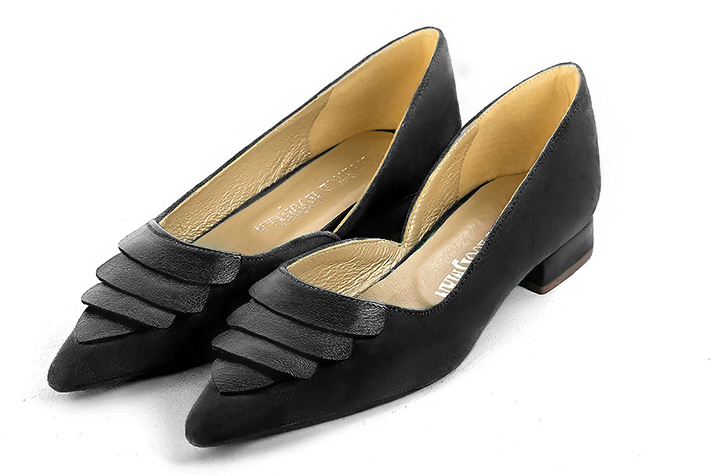 Matt black women's open arch dress pumps. Pointed toe. Flat flare heels. Front view - Florence KOOIJMAN